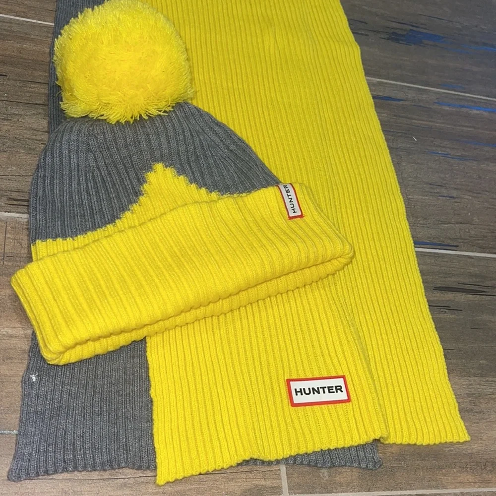 ❤️❤️PRELOVED❤️❤️ HUNTER Original Moustache Beanie Bobble Hat and Scarf - Picture 1 of 12